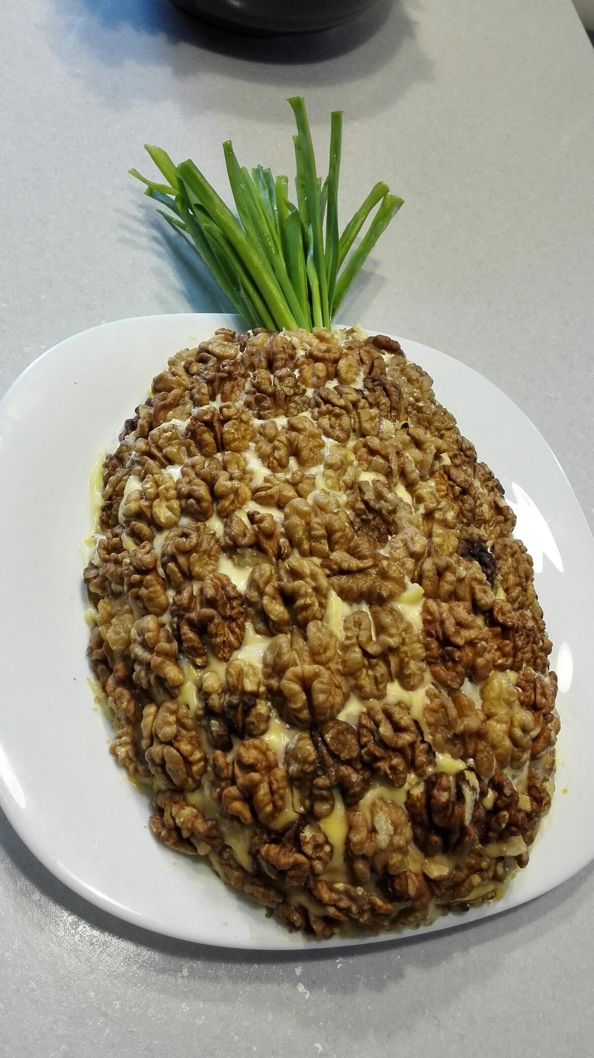 Салат с ананасом и грецким орехом. Салат с ананасом. Салат с ананасом и курицей. Слоеный салат с ананасами. Ананасовый салат слоями.