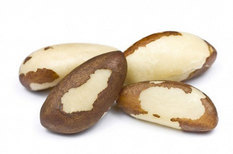 Фото бразильского ореха в скорлупе и очищенного