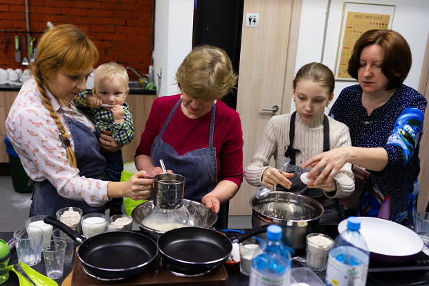 Масленица волонтеры. Еда для бездомных в Москве Павелецкая. Матери волонтёра готовят еду для бойцов. Кто кормит бомжей в Москве Павелецкая.
