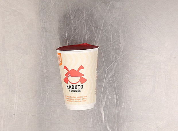 «Суп «Kabuto Noodles курица рамэн» — так официально называется эта лапша: звучит как гугл-перевод с японского, но на самом деле это британская марка. Сделано в Бристоле. Очень длинная, красивая яичная лапша, приправленная лактозой, сахаром, луком, зеленым луком (британская точность: 2,7%), курицей (снова она: 2,9%), красным перцем, экстрактом дрожжей, овощным маслом, сухим соевым соусом, имбирем, чили, кинзой чесноком и сухим солодовым уксусом. Сухим! Солодовым! Уксусом! Самая дорогая лапша среди четырнадцати — 325 рублей.