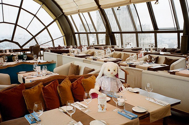 White Rabbit, ресторан с одним из лучших видов на Москву, еще и сейчас обыгрывает собственное название материальными тотемами.