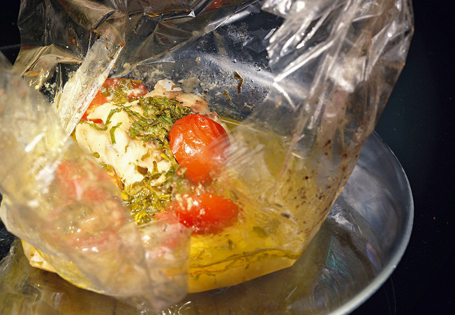 Была рыбка простая — стала золотая: готовим рыбу в пакете для запекания в духовке