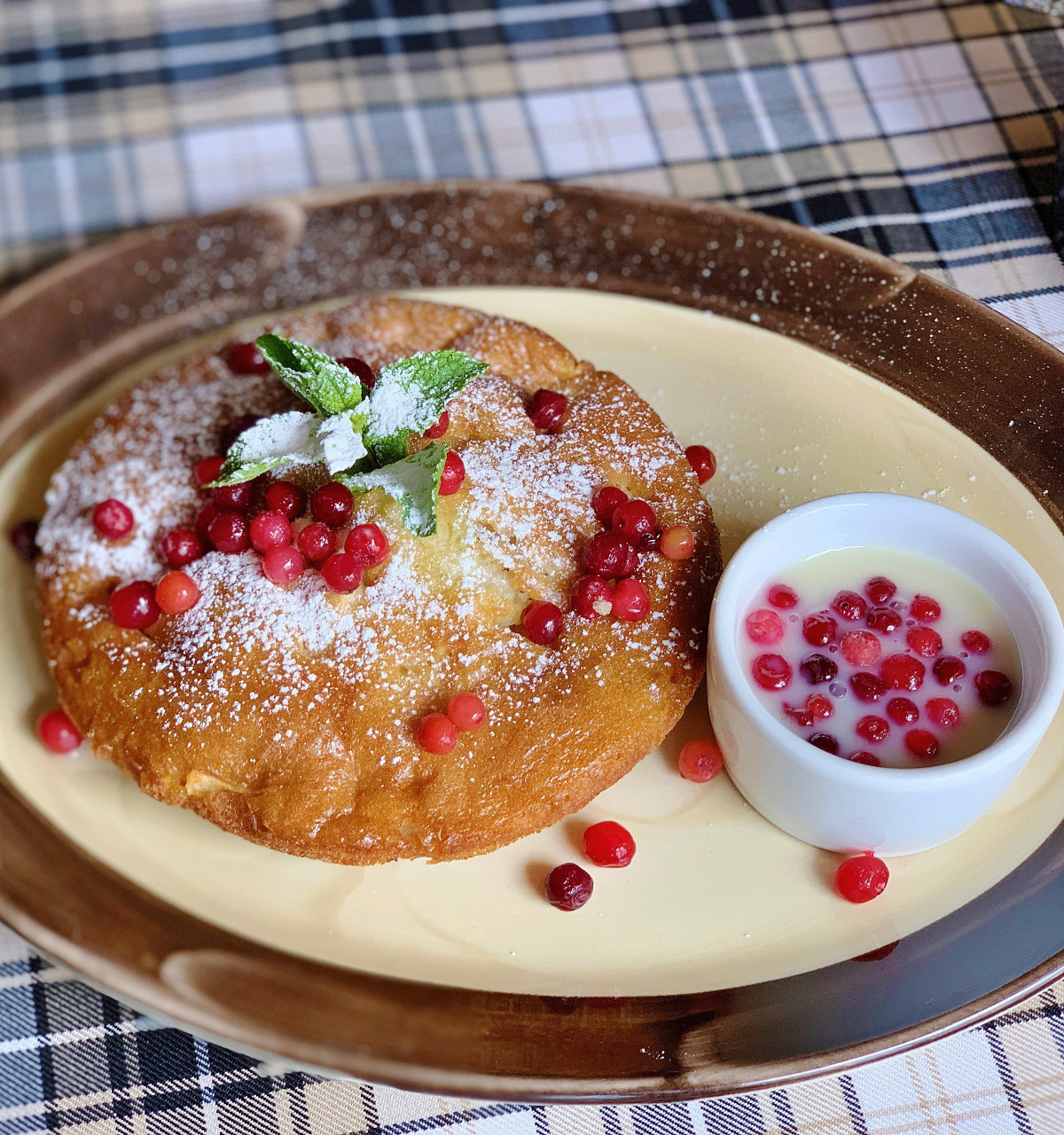 Десерт с яблоками и брусникой