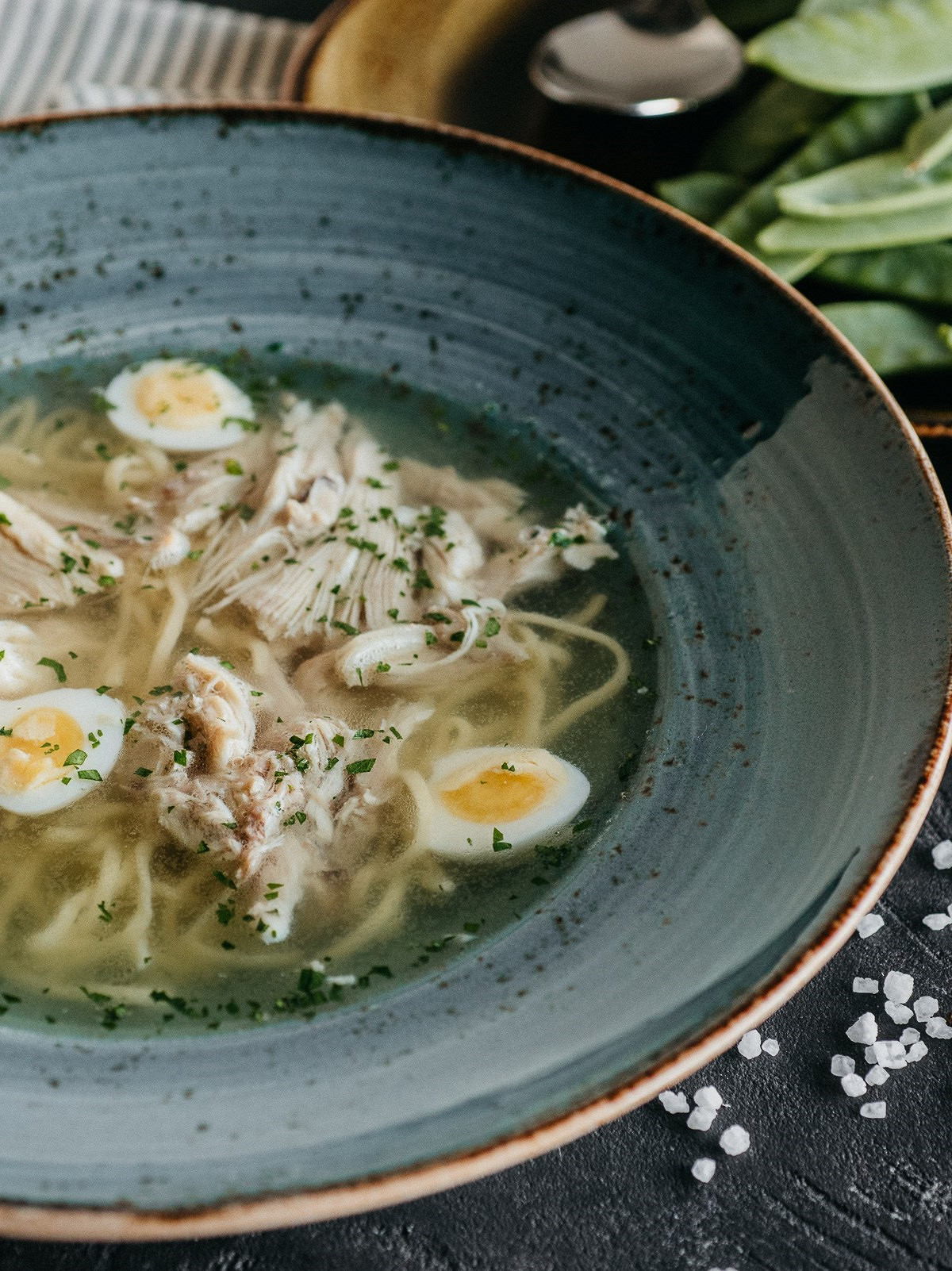 “Ароматный куриный суп с домашней лапшой: классический рецепт согревающего обеда”