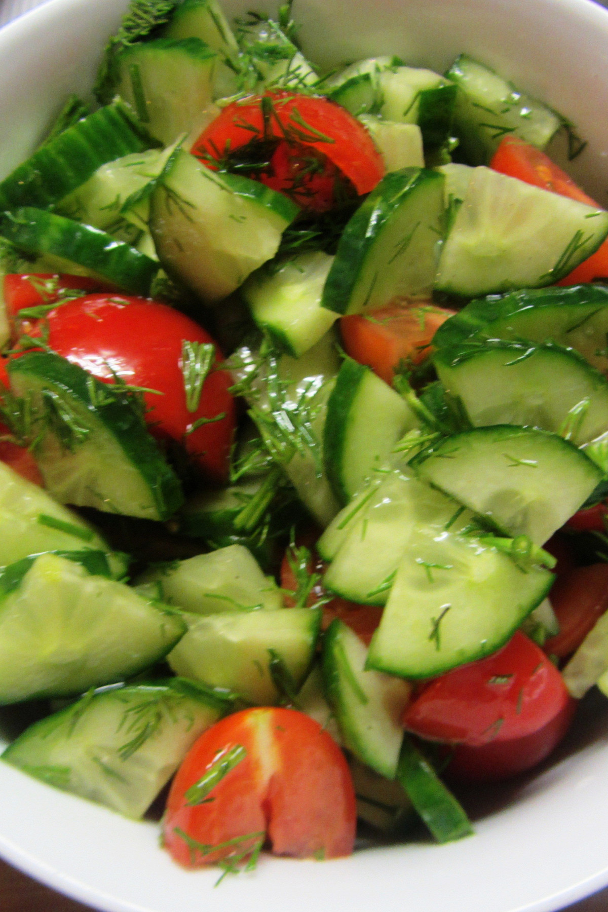 Салат с помидорами, маринованными огурцами и луком