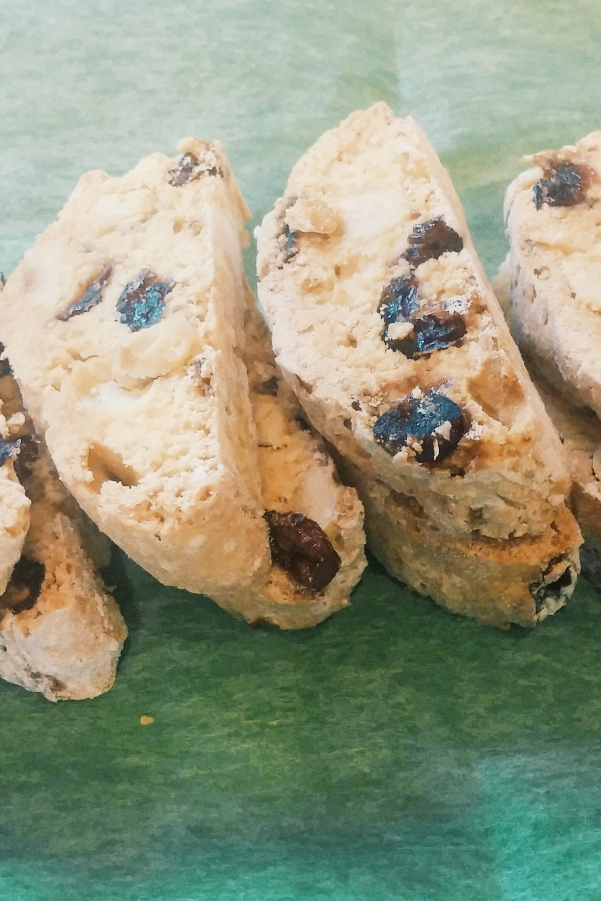 Ореховые бискотти с изюмом: рецепт десерта дня для истинных гурманов
