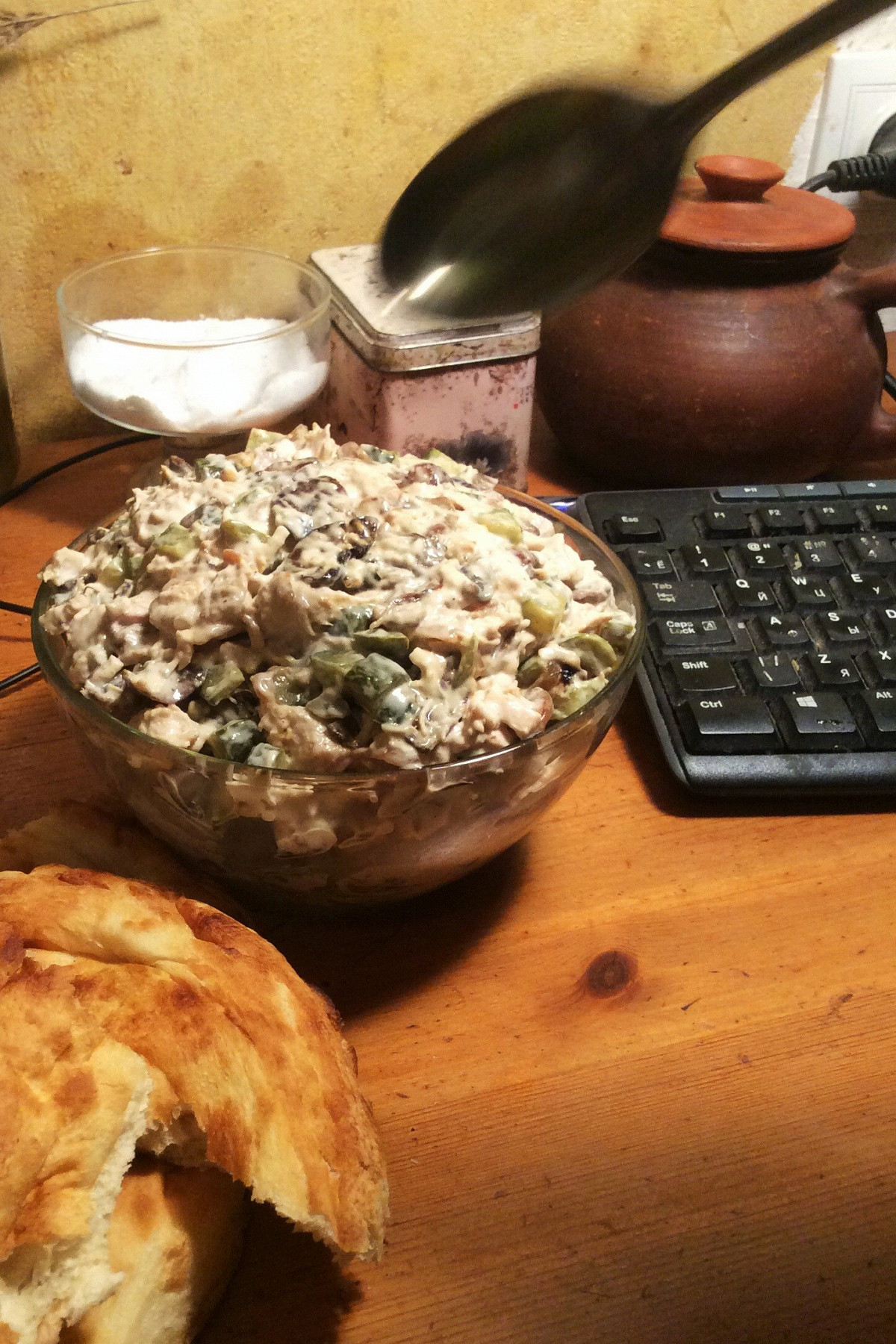 Слоёный салат с курицей, сыром и жареными грибами: рецепт - Лайфхакер