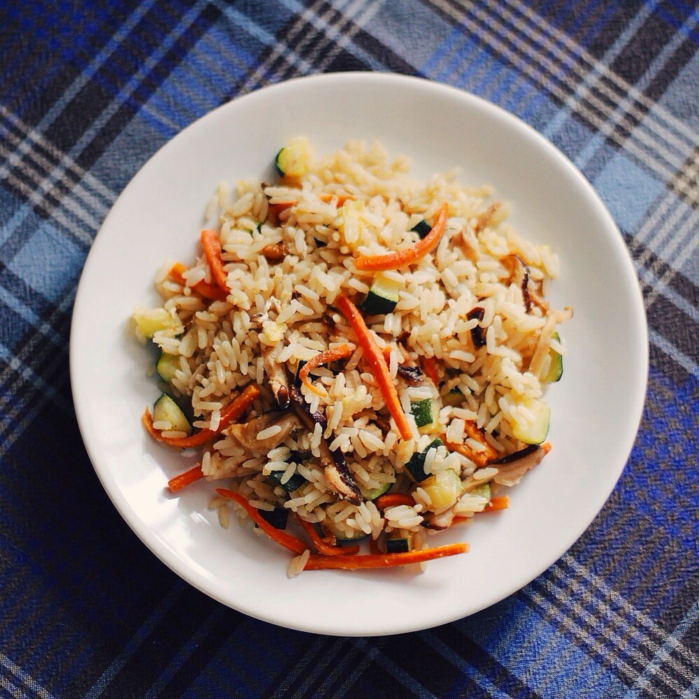 Жареный китайский рис с креветками и сладким перцем