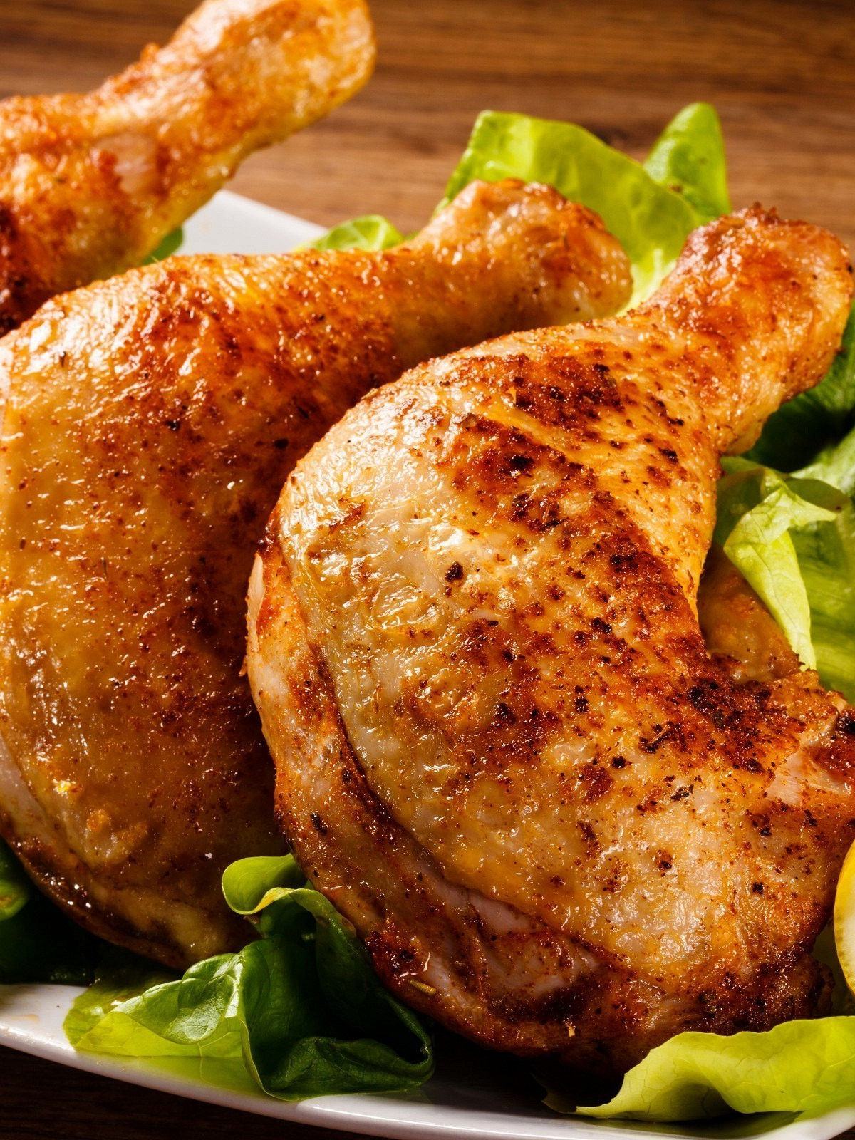 Жарка окорочка. Окорочка куриные. Окорочка жареные. Жареная курица. Красивые блюда из курицы.