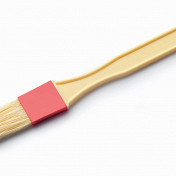 Смазать поверхность сковороды или противня можно с помощью кулинарной кисточки. Они бывают двух видов: классическая силиконовая или на манер помазка с небольшой чашей, в которую нужно заливать масло.