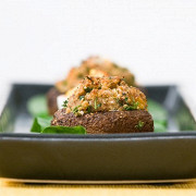Грибы фаршированные сыром бри, с зеленью и чесноком