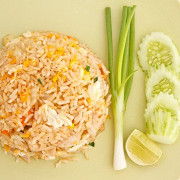Жареные овощи с рисом и яйцом
