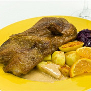 Жареная утка с картошкой и соусом