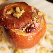 Яблоки, запеченные с творогом и брусникой