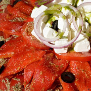 Салат из жареных перцев, помидоров и феты