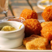 Куриные наггетсы с медово-горчичным соусом