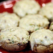 Запеченные грибы, фаршированные курицей и сыром