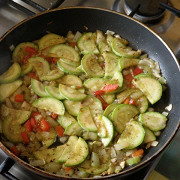 Теплый овощной салат с чесноком и специями