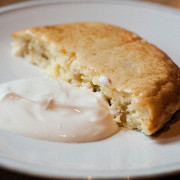 Творожная запеканка с манкой и изюмом