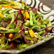 Хрустящий салат с тыквой и свекольными листьями