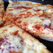 Воздушная пицца с салями и двумя видами сыра