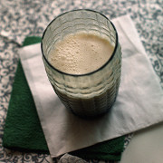 Теплый милкшейк с кокосом и кардамоном