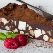 Быстрый шоколадный торт из печенья без выпечки