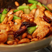 Жареная курица с кешью и овощами