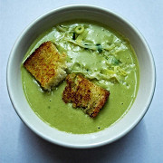 Гороховый крем-суп с луком-пореем и крутонами