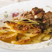 Молодой козленок, запеченный с картофелем алла форнайя