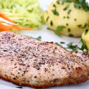 Свиные эскалопы с молодым картофелем и сливочным соусом