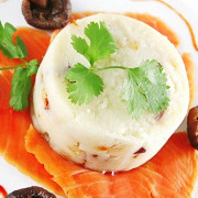 Холодная закуска из копченого лосося с творожным сыром