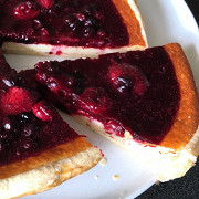 Пирог с ягодами и сырным кремом