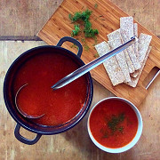 Томатный суп с фасолью и сыром