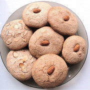 Тягучее миндальное печенье с абрикосовыми косточками