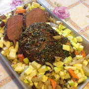 Запеченая говядина с лимонно-травяной корочкой и овощами