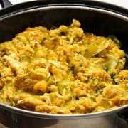 Соленая треска с картофельной соломкой и болтуньей