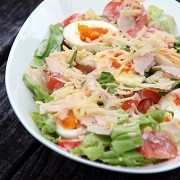 Свежий салат с курицей и яйцами