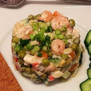 Диетический «Оливье» с морепродуктами и сметаной