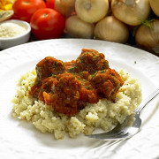 Кускус с рагу из баранины и томатным соусом с лепестками роз