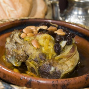 Тажин из ягненка с черносливом, корицей, миндалем и кунжутом