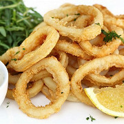Жареные кольца кальмаров в тесте из нутовой муки с салатом из петрушки