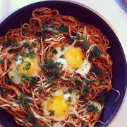 Спагетти с яйцами и томатным соусом