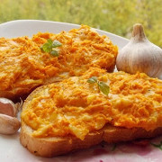 Закусочные бутерброды с морковью и брынзой