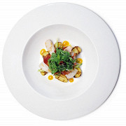 Салат из жаренного на гриле кальмара, молодого картофеля и чоризо с листьями рукколы и мякотью маракуйи