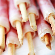 Хлебные палочки в ветчине