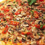 Пицца с грибами, помидорами и пряными травами