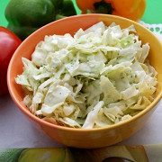 Салат из капусты и зеленых яблок с йогуртовой заправкой