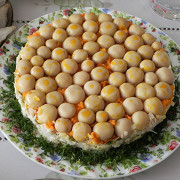 Слоеный салат с грибами, мясом и плавлеными сырками