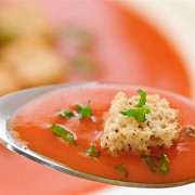 Суп из запеченных в духовке помидоров с базиликом и оливковыми гренками